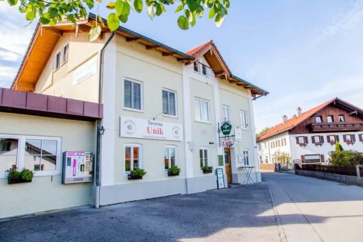 Taverna Unik Pensión *